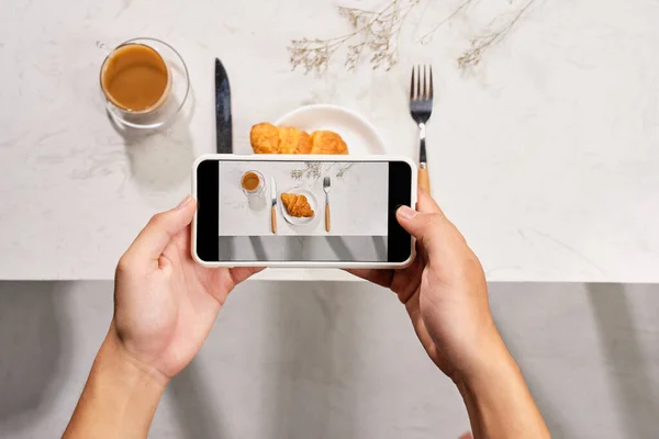 Tomando Una Taza Café Teléfono Croissants Vista Superior — Foto de Stock