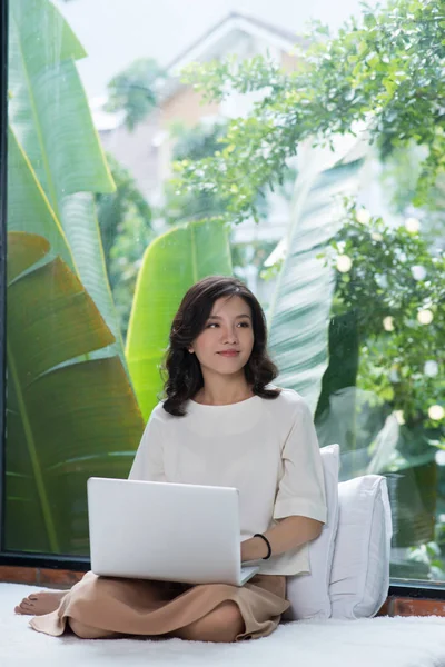 Young Asian Woman Using Latop While Sitting Bed — Stock Photo, Image