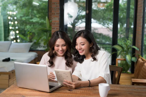 Dos Colegas Asiáticos Freelancer Usando Ordenador Portátil Mesa Café —  Fotos de Stock