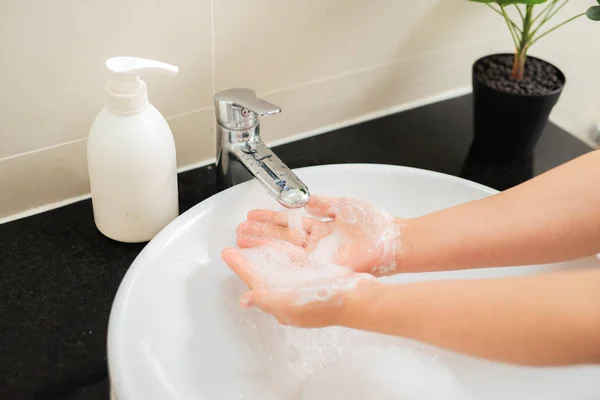 Suyun Altında Sabunla Ellerini Yıkamak — Stok fotoğraf