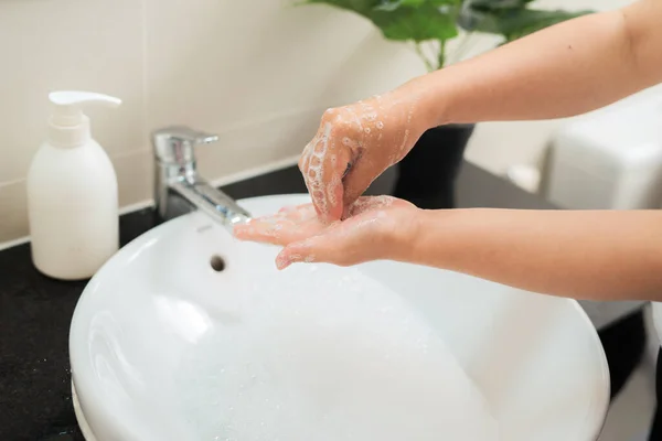 Wassen Van Vrouwenhanden Met Zeep Onder Kraan Met Water — Stockfoto