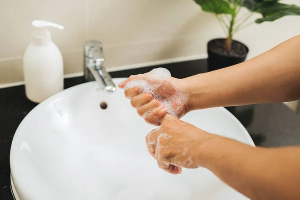 Homem Lavando Dedos Com Sabão Sob Torneira Com Água — Fotografia de Stock