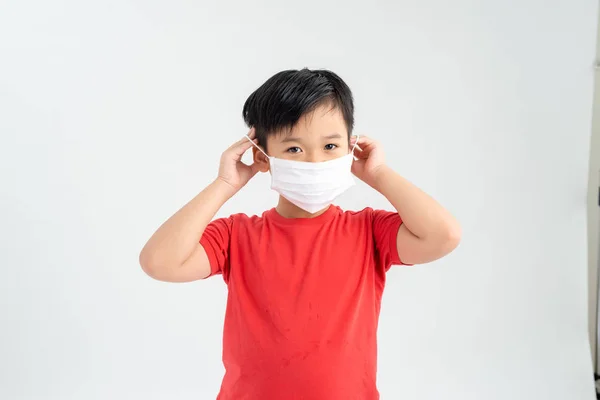 Egy Fehér Arcú Ázsiai Fiú Sebészeti Maszkban Fehér Alapon Influenza — Stock Fotó