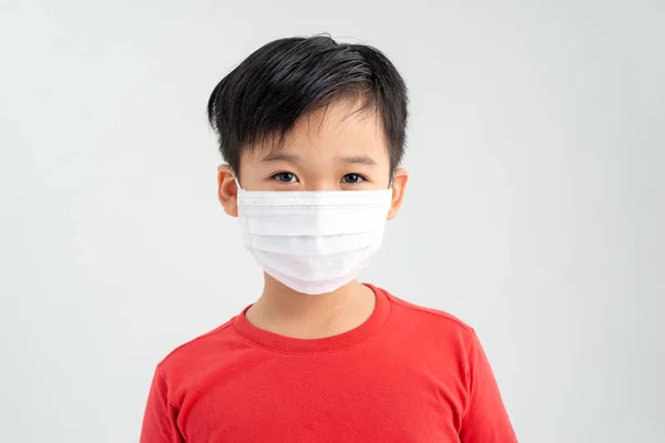 Niño Niño Con Una Máscara Médica Sobre Fondo Blanco Concepto —  Fotos de Stock