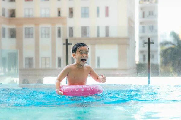 Lindo Niño Nadando Una Piscina Con Agua Clara —  Fotos de Stock