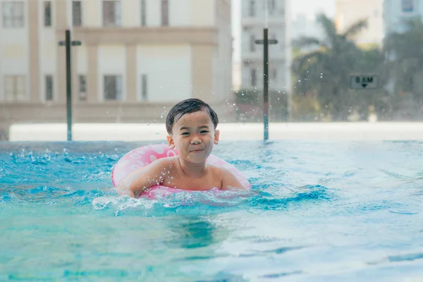 Lindo Niño Nadando Una Piscina Con Agua Clara —  Fotos de Stock