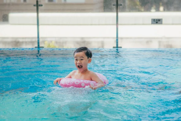 Ragazzo Carino Che Nuota Una Piscina Con Acqua Limpida — Foto Stock