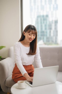 Dizüstü bilgisayar kullanarak içerik genç kız