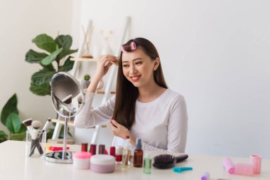 Genç kadın blogger evde video kaydı tarak ile