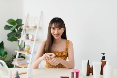 sprey su arıtma canlı elinde evde uygulayarak kadın