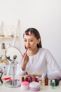 Asya kadın güzellik blogger, vlogger ağzına kozmetik makyaj öğretici yapıyor ruj uygulama