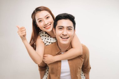 Adam kız arkadaşı piggybacking ise eğlenceli güzel çift görüntü