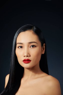 koyu arka plan üzerinde güzel makyajlı kız