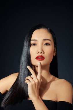 Güzel, gülümseyen bir kadının yumuşak, pürüzsüz cildine dokunuşunun yakın çekimi.