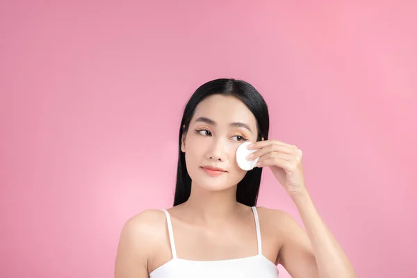 Mulheres Bonitas Está Segurando Almofadas Algodão Fundo Rosa — Fotografia de Stock