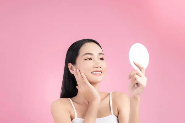 Retrato Belleza Una Mujer Asiática Atractiva Alegre Examinando Cara Mientras — Foto de Stock