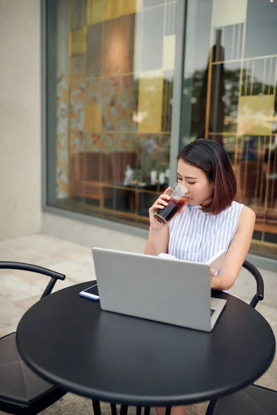 Beleza Mulher Asiática Sentado Segurando Copo Vidro Café Com Mão — Fotografia de Stock