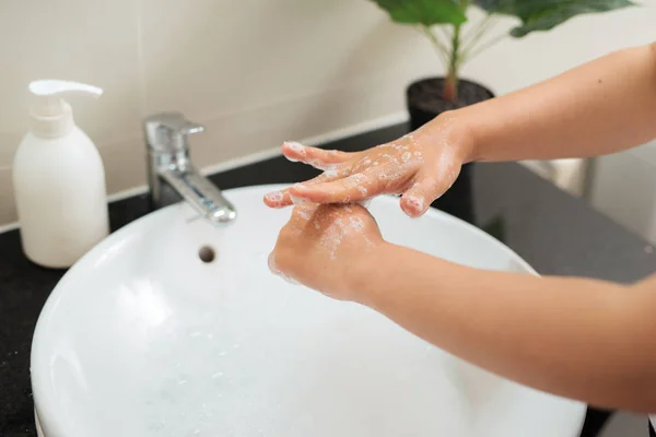 Suyun Altında Sabunla Parmaklarını Yıkıyorsun — Stok fotoğraf
