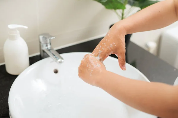 Мыть Женщине Пальцы Мылом Краном Водой — стоковое фото
