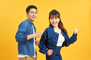 Kimse izlemiyormuş gibi dans et. Duygusal erkek ve kız sarı arka planda eğleniyorlar, boşluğu kopyala