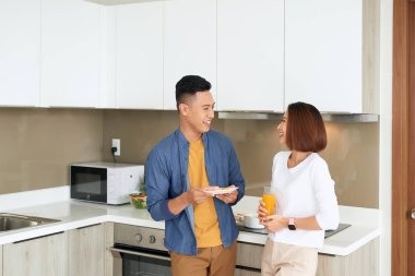 yakışıklı erkek sevgilisiyle evde pişirme