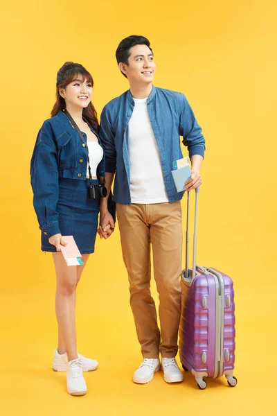 Gelukkig Opgewonden Jong Aziatisch Paar Toeristen Kleurrijke Gele Achtergrond — Stockfoto