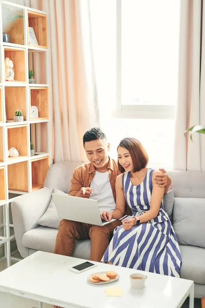 Jong Aziatisch Paar Kopen Online Het Betalen Van Rekeningen Met — Stockfoto