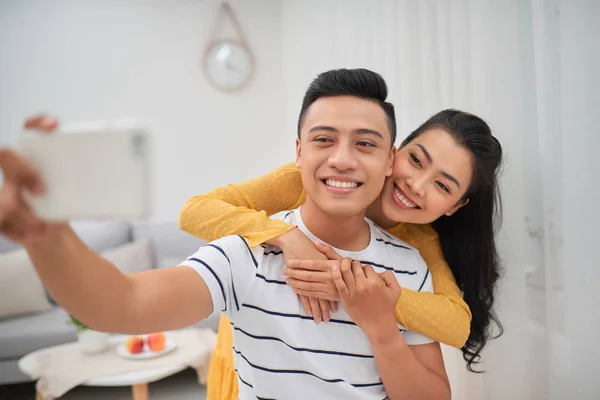 Casal Feliz Fazendo Uma Selfie Sala Estar — Fotografia de Stock