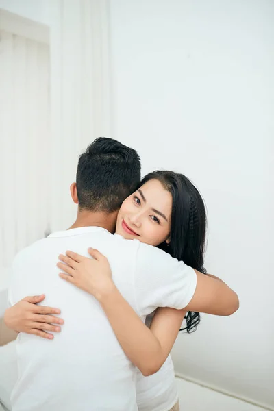 Casal Jovem Quarto Visão Lateral Homem Mulher Infiéis Estão Traindo — Fotografia de Stock