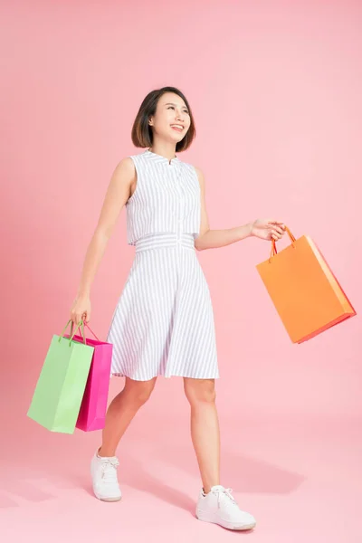 Vrouw Shopaholic Winkelen Tegen Roze Studio Achtergrond — Stockfoto
