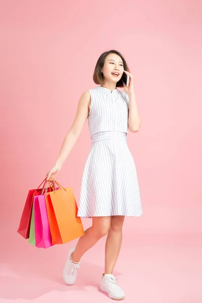 Alışveriş Çantalı Genç Asyalı Kadın Cep Telefonu Kullanıyor — Stok fotoğraf