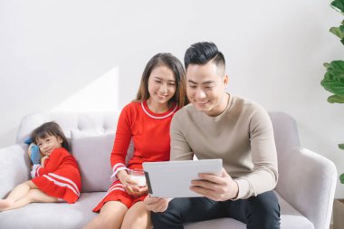 Annem ve babam oturma odasındalar..