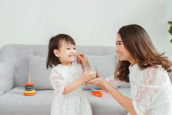 Joven Hermosa Madre Preparando Leche Para Hija Casa —  Fotos de Stock