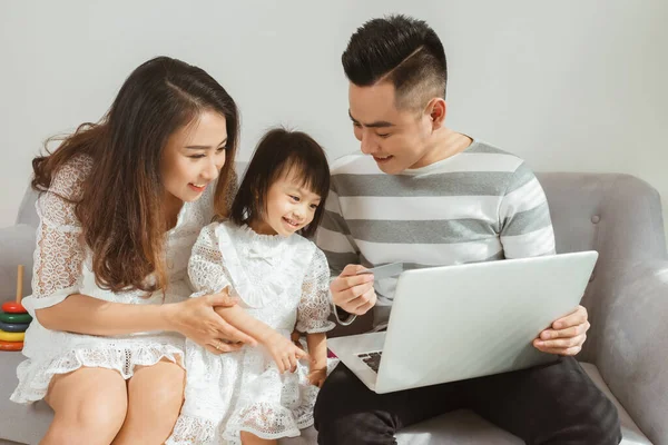 Família Feliz Com Crianças Pequenas Gostando Usar Aplicativo Laptop Juntos — Fotografia de Stock