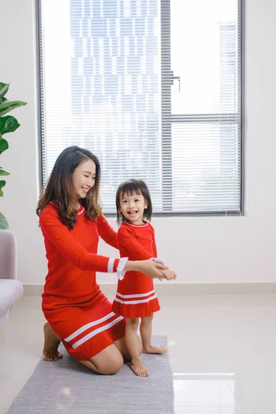 Hermosa Madre Hija Con Vestido Rojo Jugando Juntas Casa —  Fotos de Stock