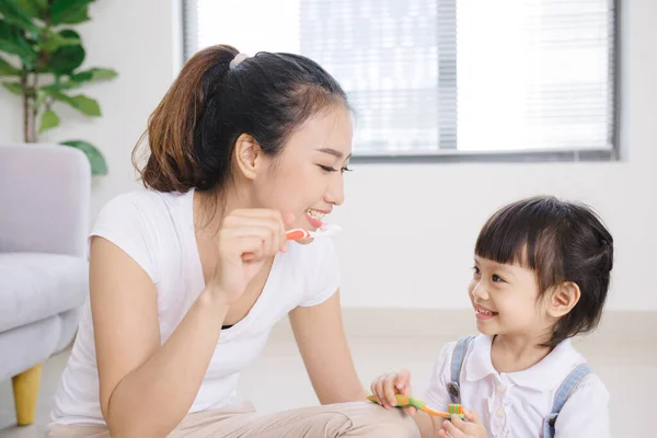 Madre Enseñando Niño Hija Dientes Cepillado Casa —  Fotos de Stock