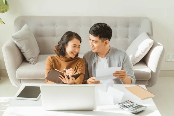 Junge Asiatische Mann Und Frau Stress Mit Ihrem Geschäft Online — Stockfoto