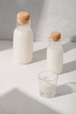 Süt veya kokteyl yaratıcı kavramı, minimalizm tarz, açı görünümü, bir metin için alan.