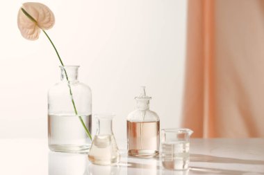 Doğal organik botanik ve bilimsel Züccaciye Mağazaları, alternatif bitki tıp, Doğal Cilt Bakımı güzellik ürünleri, araştırma ve geliştirme kavramı. 