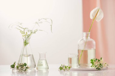 Parfüm yağları kavramı. Tablo üzerinde infüzyon çiçek suyla Laboratuar kapkacakları 