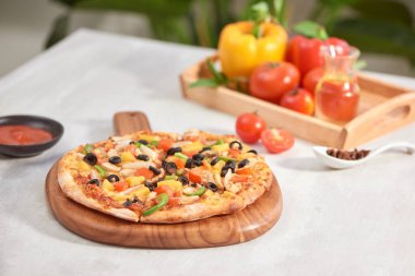 Beyaz arka planda izole sebze pizza