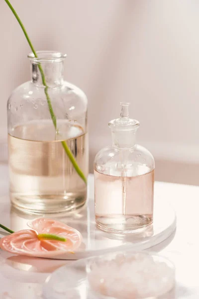 Flessen Met Verschillende Parfum Oliën Tafel — Stockfoto