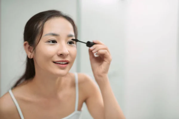 Jong Aziatische Vrouw Toepassing Mascara Badkamer — Stockfoto