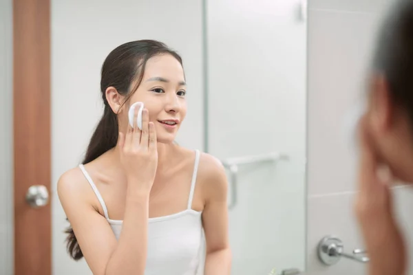 Gezonde Verse Meisje Make Verwijderen Uit Haar Gezicht Met Wattenschijfje — Stockfoto