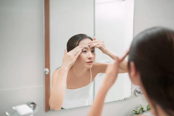 Kecantikan Dalam Refleksi Cermin Selama Pandangan Bahu Wanita Cantik Menyentuh — Stok Foto