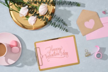 Çiçekli düz kompozisyon, bir fincan kahve ve tatlı. Sevgililer Günü Üst Görünümü kavramını kavra