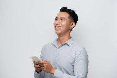 Asyalı adam, izole edilmiş telefondan ne gördüğüne sevindi. 