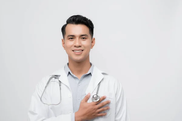Jonge Knappe Dokter Draagt Stethoscoop Geïsoleerde Achtergrond Glimlachend Met Hand — Stockfoto