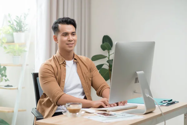 Felice Asiatico Freelancer Uomo Sta Lavorando Sul Suo Computer — Foto Stock