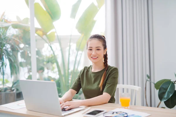 Woman Sitting Table Home Working Using Computer Laptop Happy Face — Stock Photo, Image